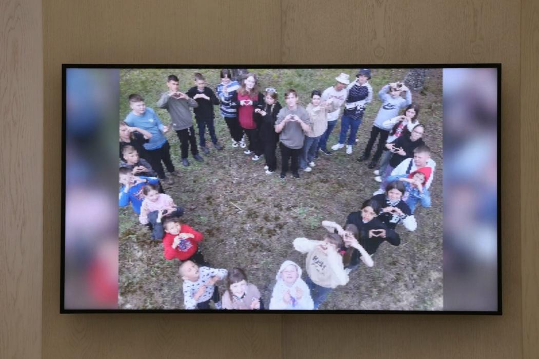 Михаил Ведерников наградил победителей областного конкурса фотографий среди детей-сирот  