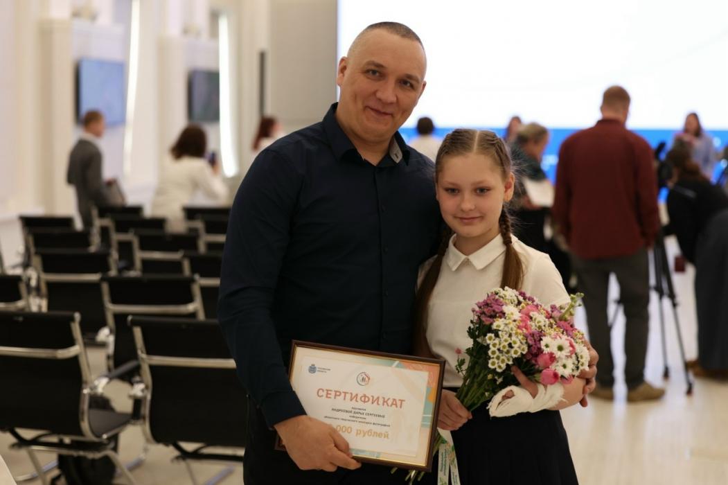 Михаил Ведерников наградил победителей областного конкурса фотографий среди детей-сирот  