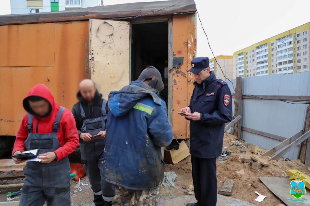 Полиция пресекла незаконную трудовую деятельность мигрантов на стройках в Пскове