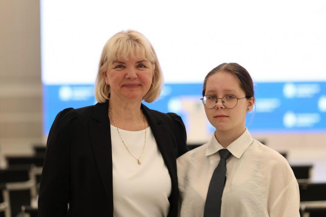 Михаил Ведерников наградил победителей областного конкурса фотографий среди детей-сирот  