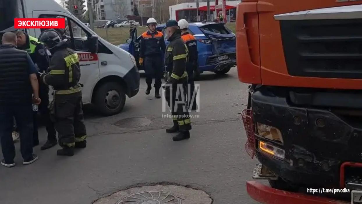 Авария на улице Народной в Пскове
