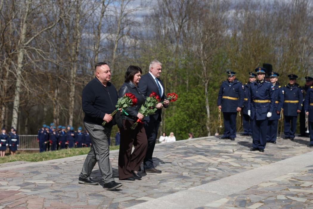 В Пскове возложили цветы к памятнику дружине Александра Невского на горе Соколиха