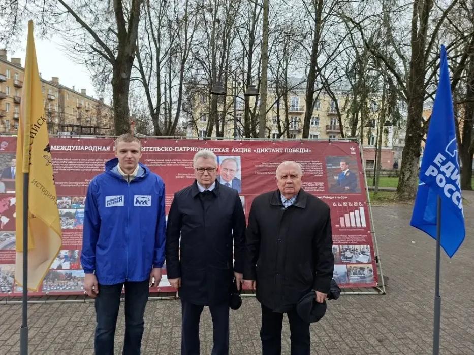 В Великих Луках открылась выставка «Диктант Победы»