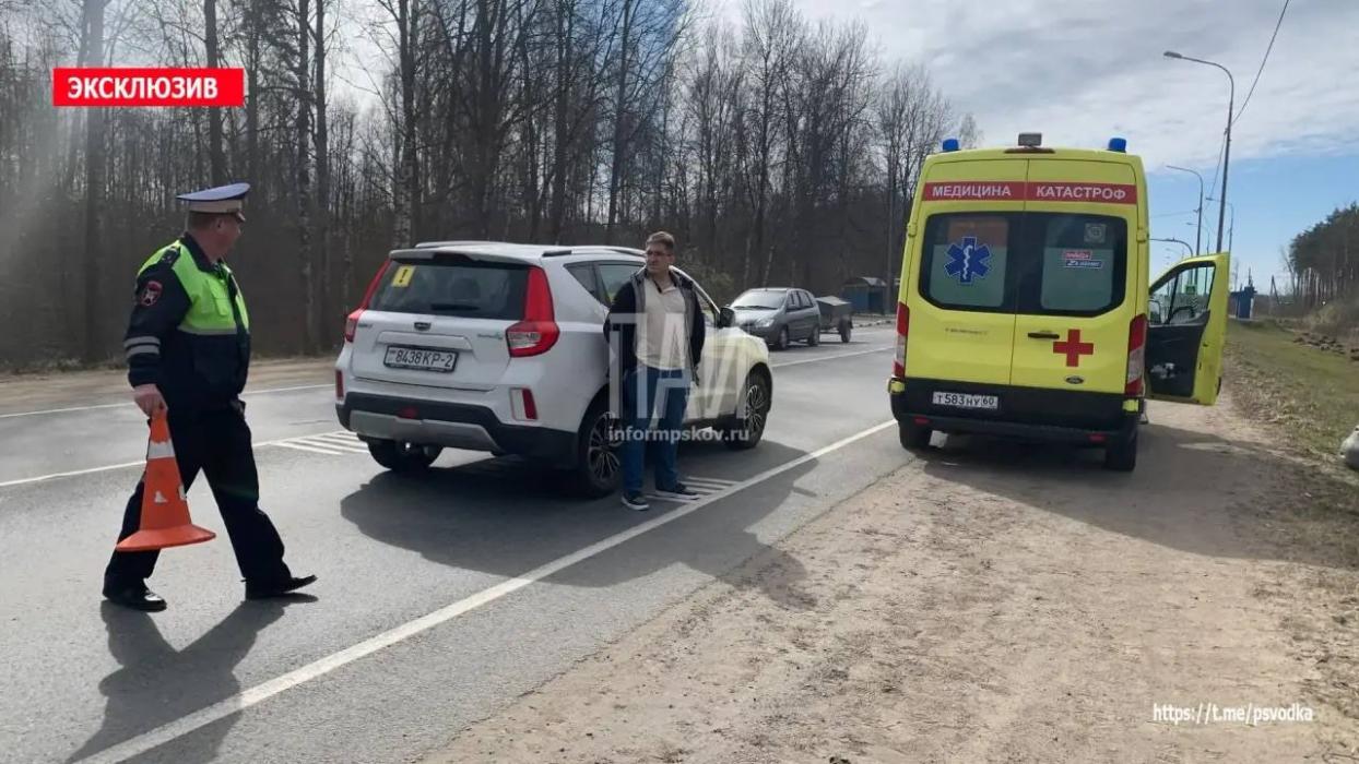 В Пскове женщина перебегала дорогу вне перехода и попала под машину