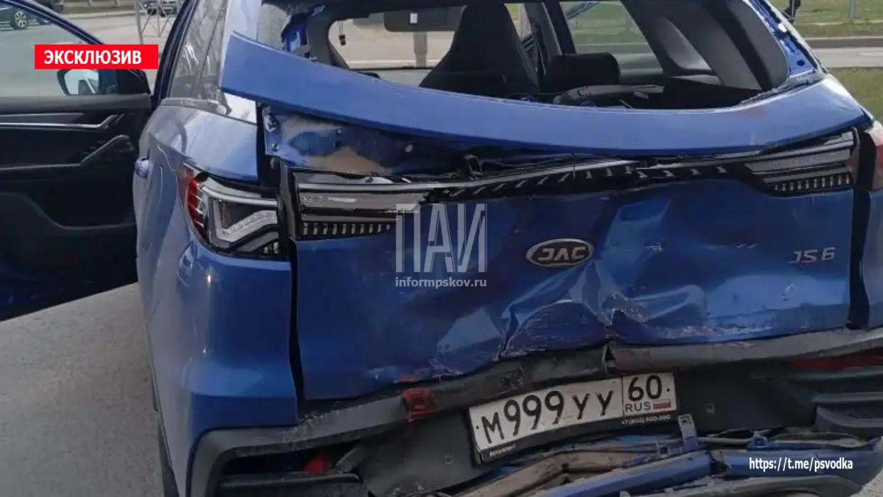 Авария на улице Народной в Пскове