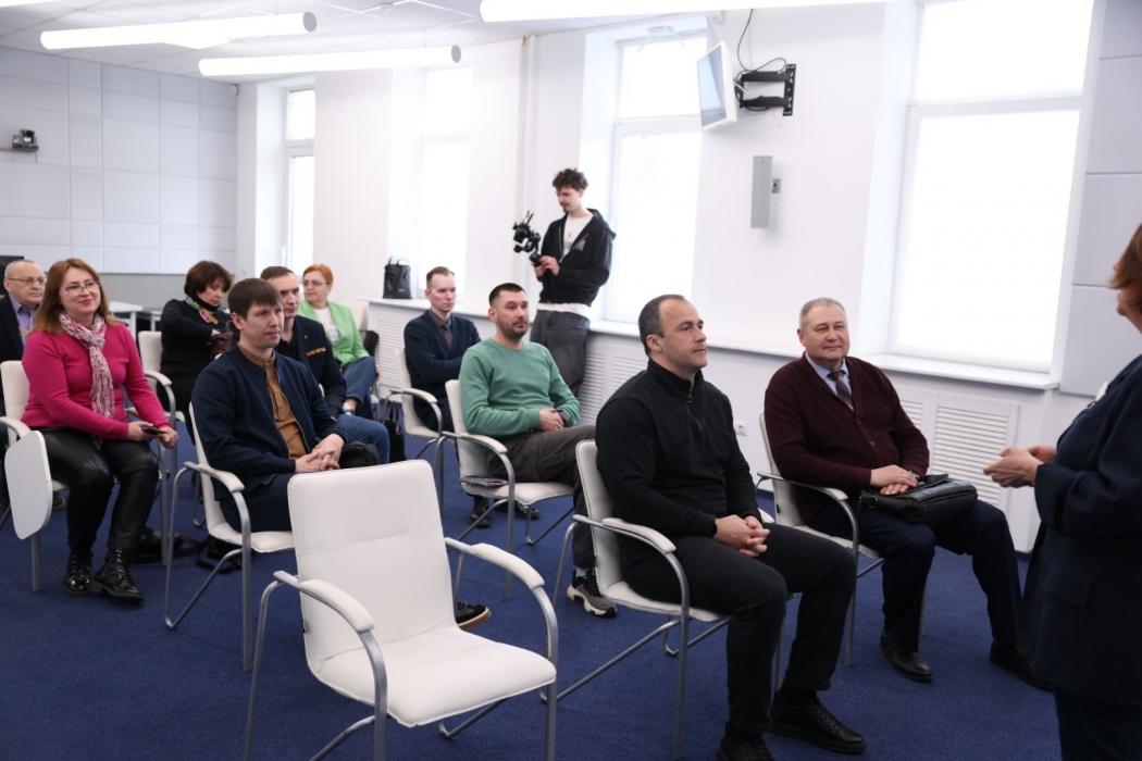 Участники программы «Герои земли Псковской» попробовали свои силы в мастер-классе по выступлениям на брифингах