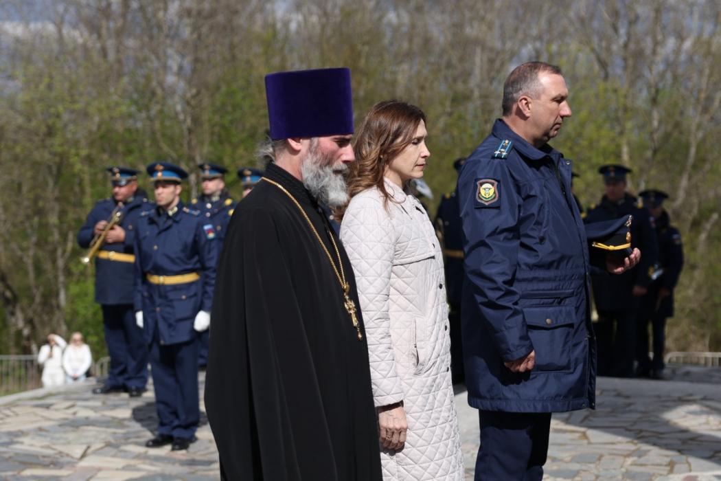 В Пскове возложили цветы к памятнику дружине Александра Невского на горе Соколиха