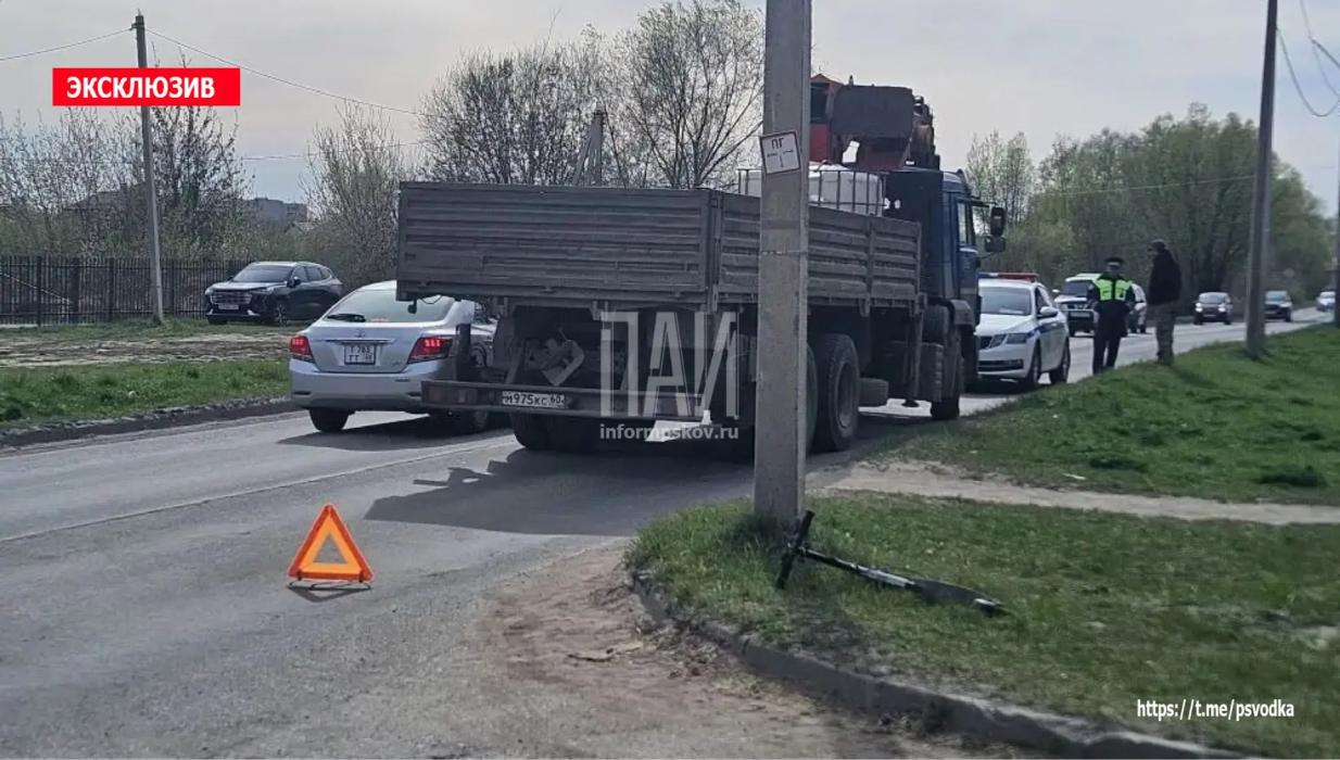 В Великих Луках водитель грузового автомобиля КамАЗ зацепил самокатчик