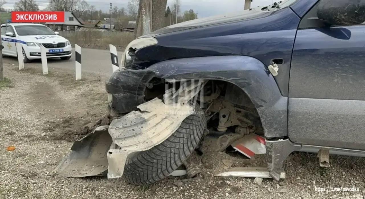 Автомобиль врезался в фонарный столб на железнодорожном переезде в Великих Луках