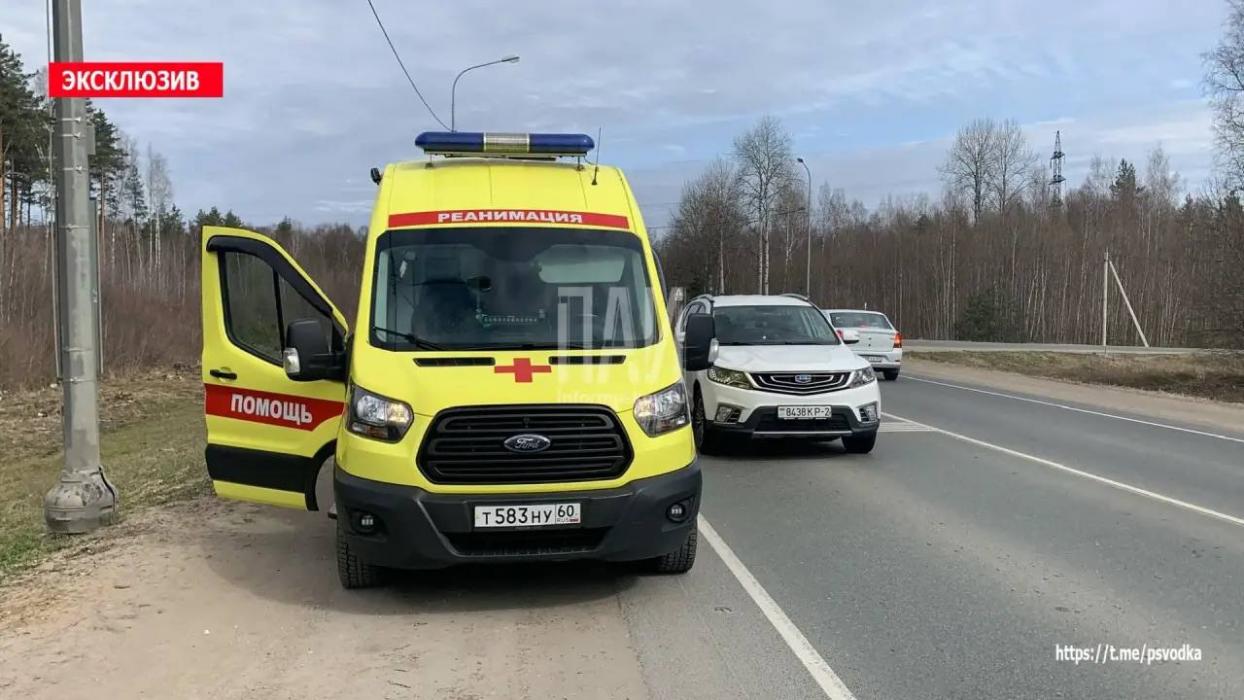 В Пскове женщина перебегала дорогу вне перехода и попала под машину
