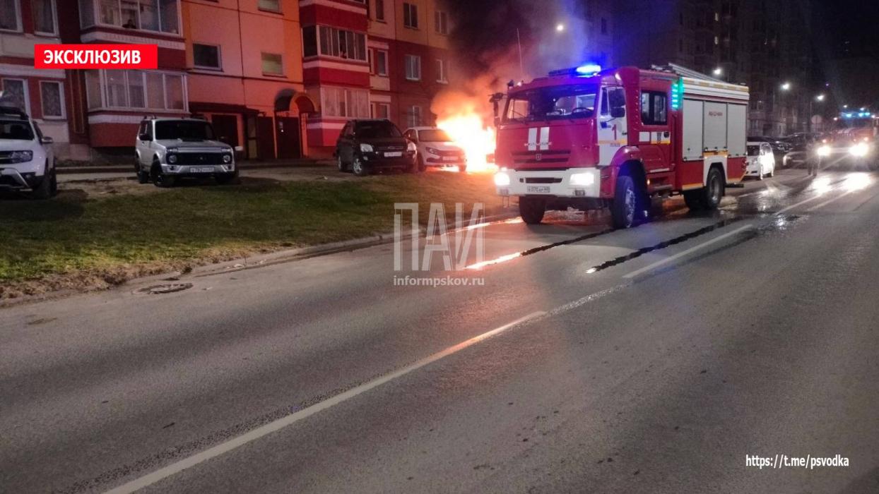 Автомобиль загорелся на парковке в Пскове