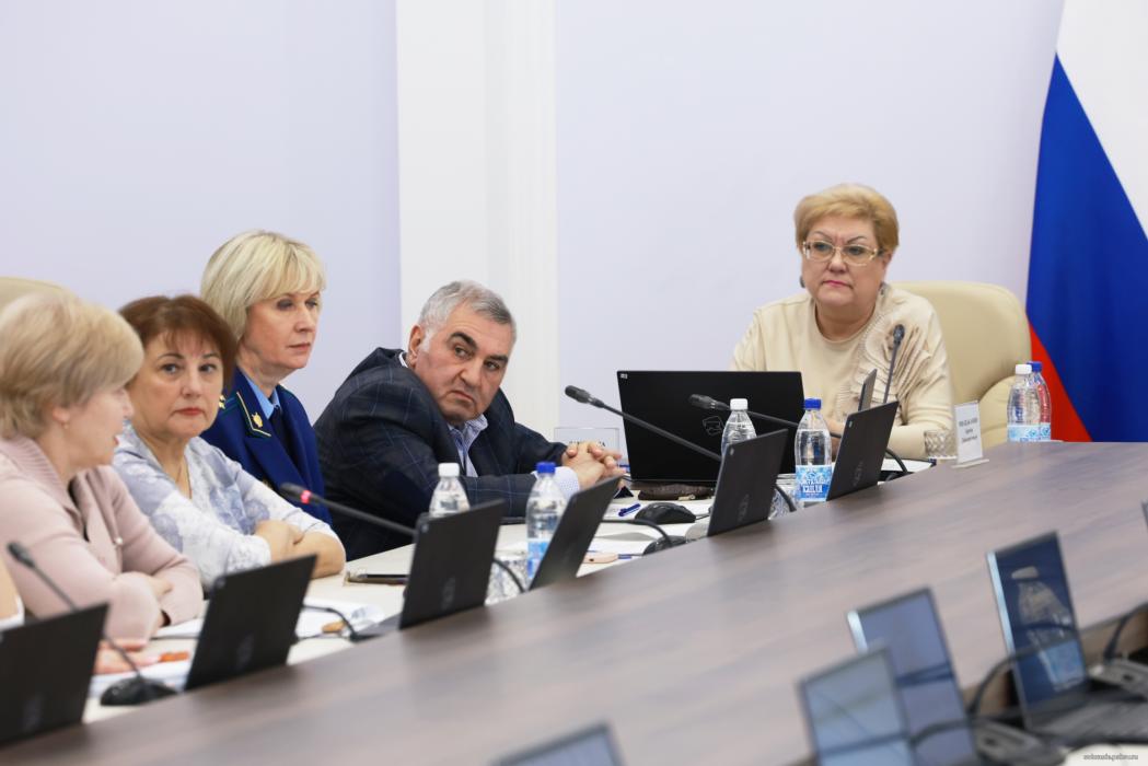 Финансирование здравоохранения и отчёт детского правозащитника обсудил социальный комитет