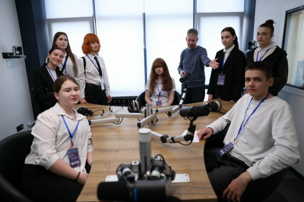 Участники детского медиафорума познакомились с работой Псковского медиахолдинга