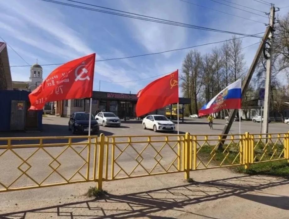 Окна и здания украсили в честь памятной даты
