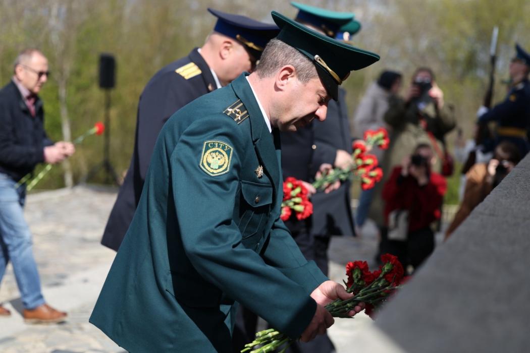 В Пскове возложили цветы к памятнику дружине Александра Невского на горе Соколиха