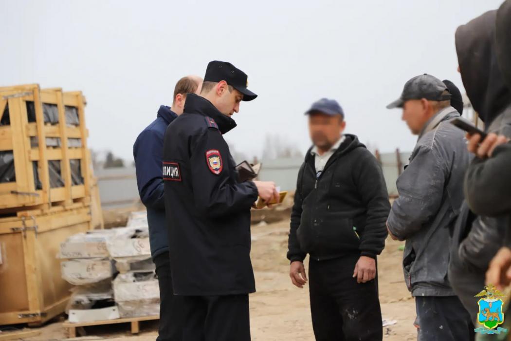 Полиция пресекла незаконную трудовую деятельность мигрантов на стройках в Пскове