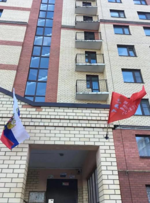 Окна и здания украсили в честь памятной даты