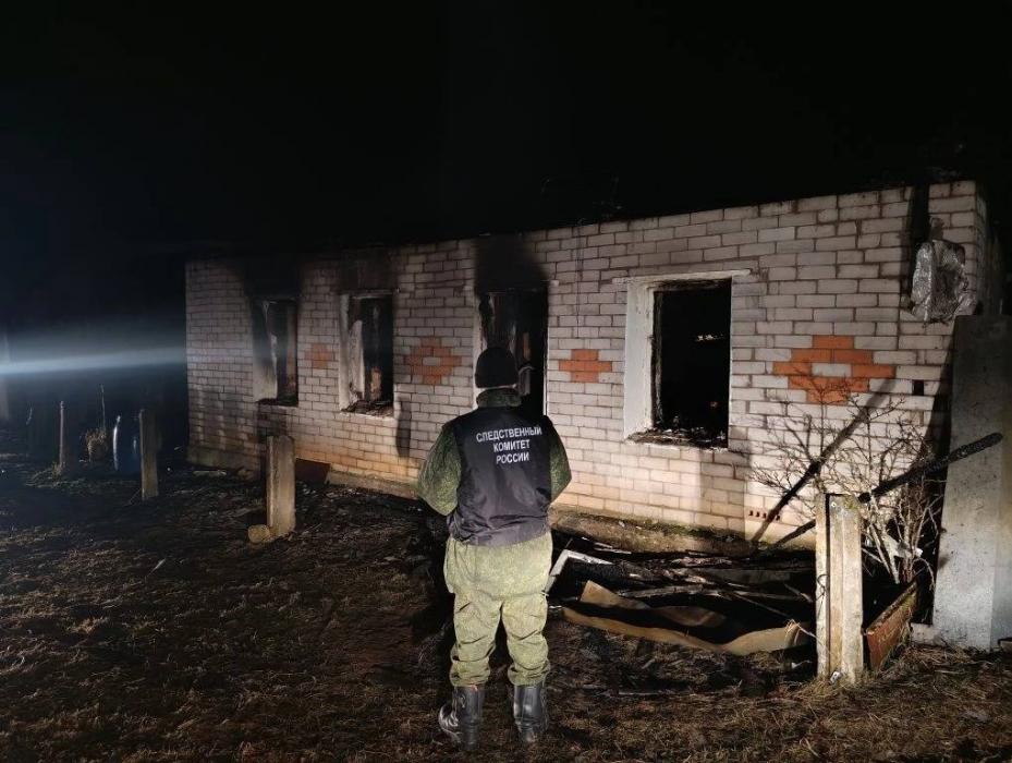В Порховском районе проводится проверка по сообщению о гибели женщины при пожаре