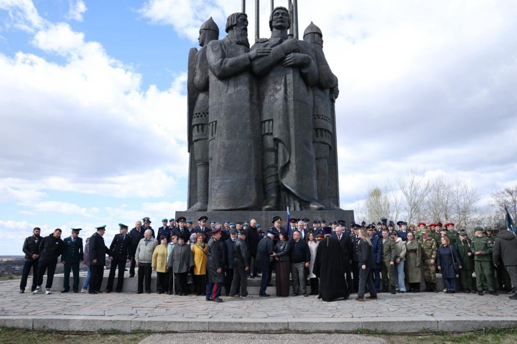 В Пскове возложили цветы к памятнику дружине Александра Невского на горе Соколиха