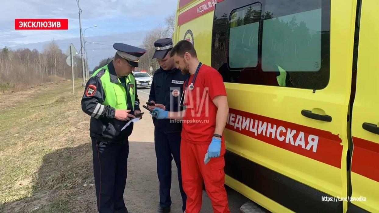 В Пскове женщина перебегала дорогу вне перехода и попала под машину