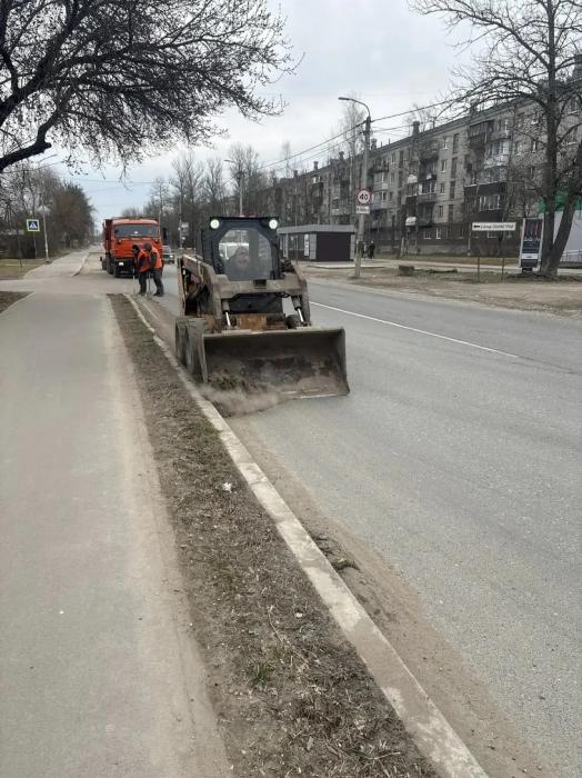 Коммунальщики продолжают борьбу с грязью и мусором на улицах Пскова