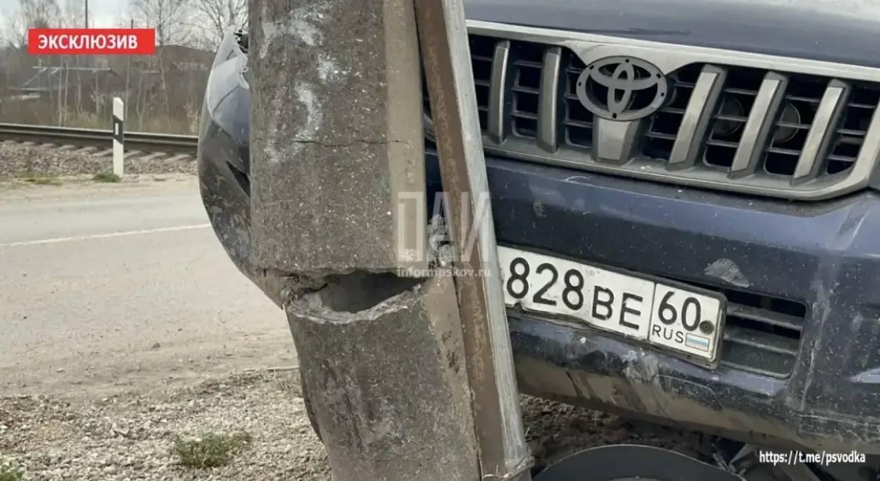 Автомобиль врезался в фонарный столб на железнодорожном переезде в Великих Луках