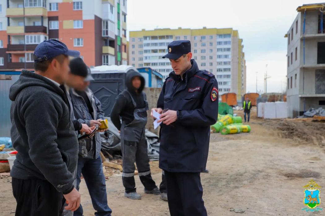 Полиция пресекла незаконную трудовую деятельность мигрантов на стройках в Пскове
