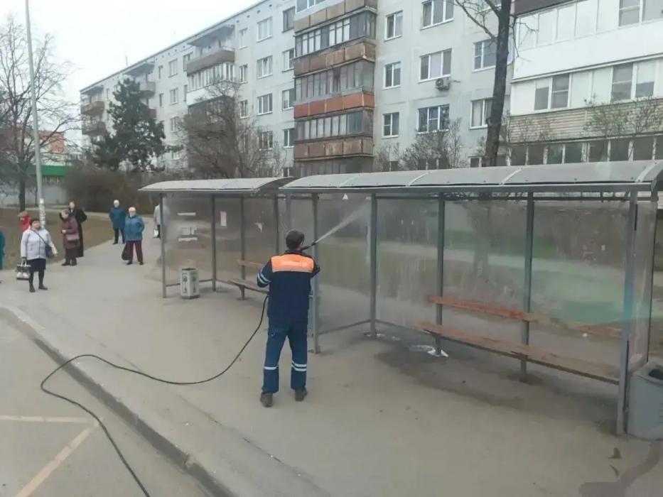 Коммунальщики продолжают борьбу с грязью и мусором на улицах Пскова