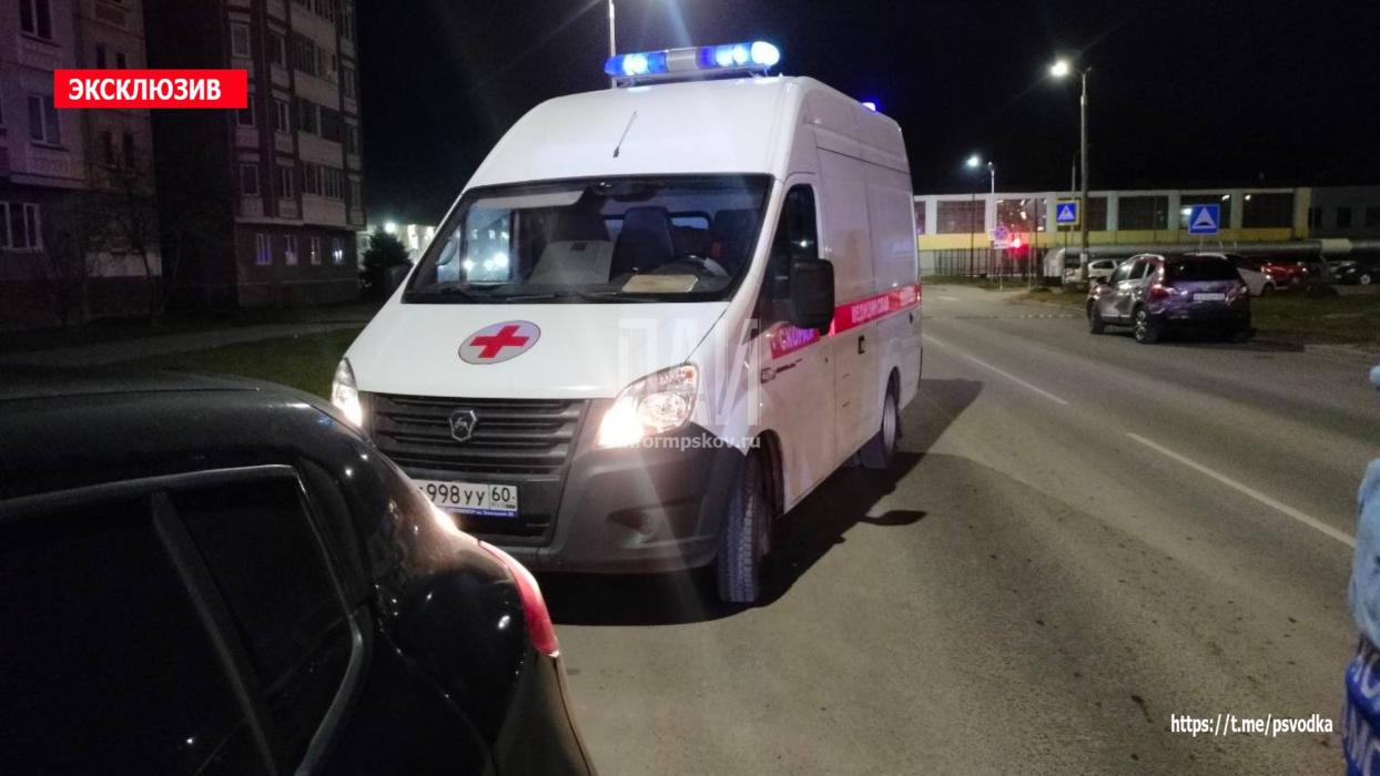 Автомобиль загорелся на парковке в Пскове