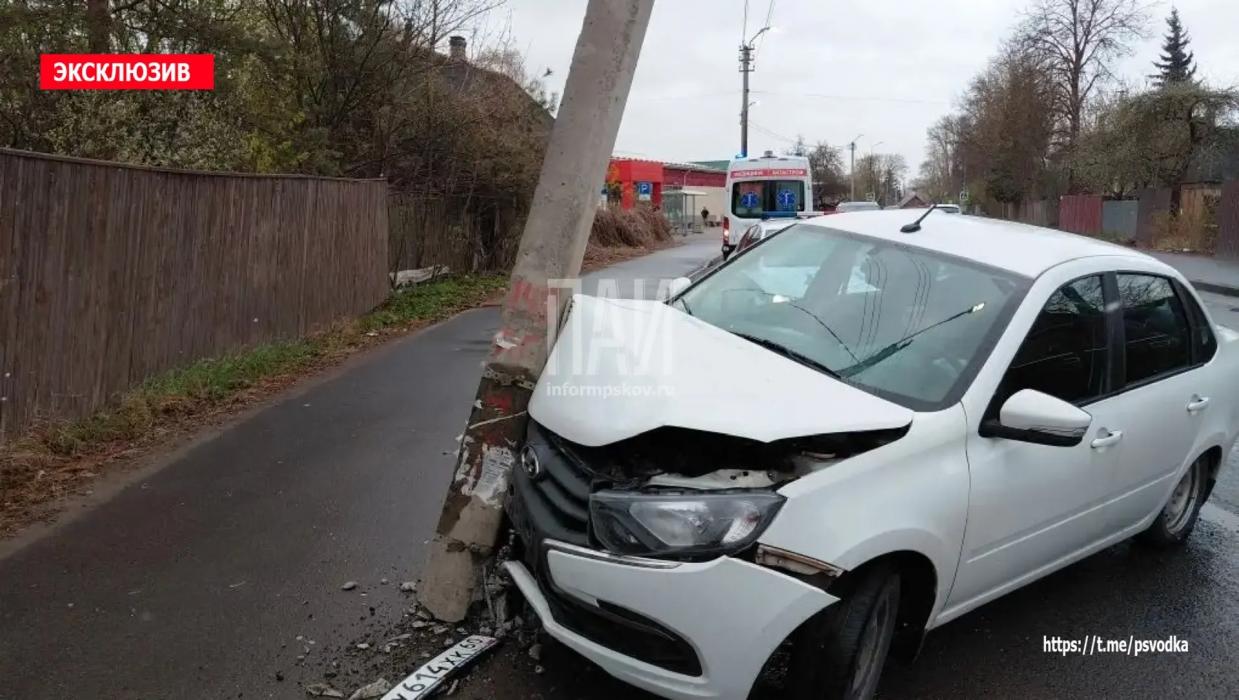 Автомобиль совершил наезд на мачту освещения в Пскове