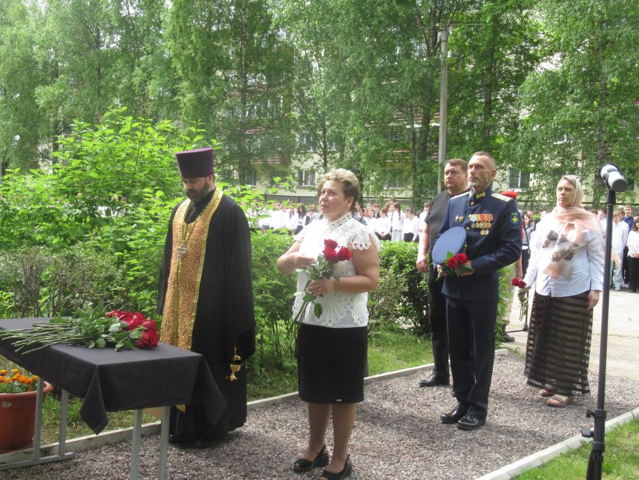 Мемориальную доску участника СВО Антона Савченко открыли в Островской гимназии