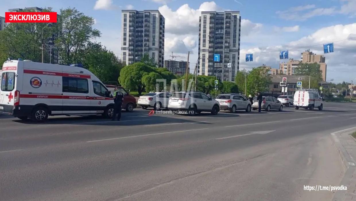 17-летняя девушка пострадала при столкновении трёх автомобилей на улице Чудской в Пскове