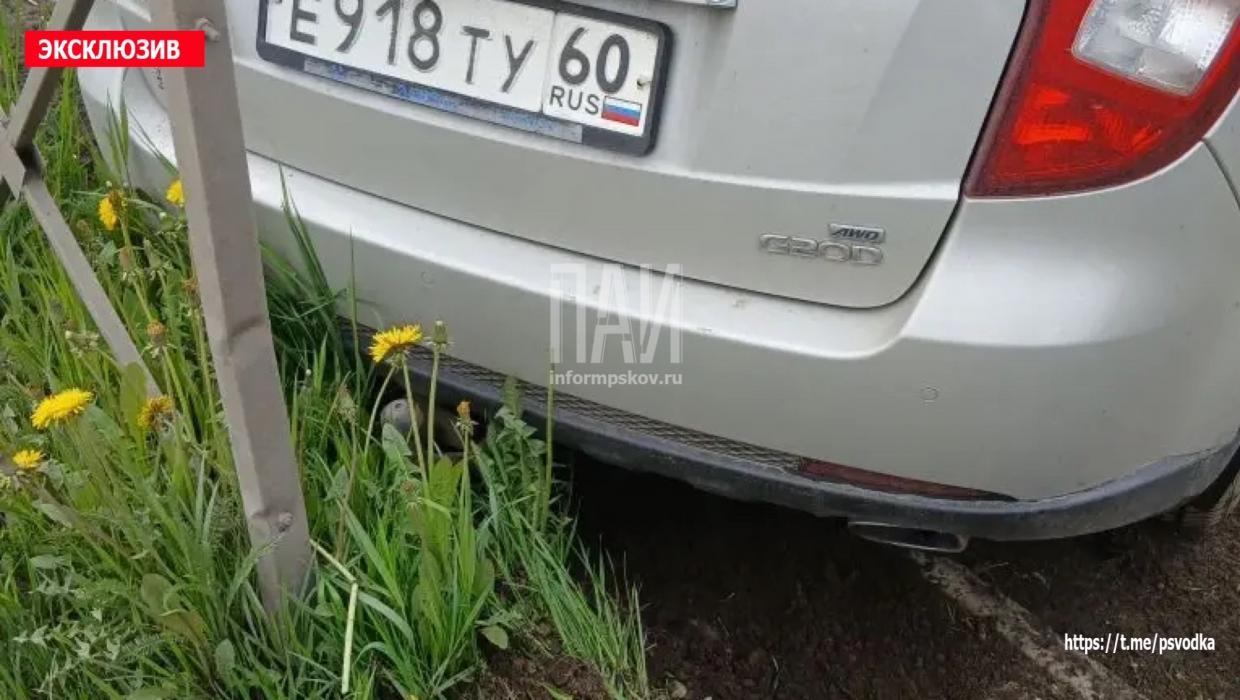 Автомобиль въехал в ограждение в Великих Луках 