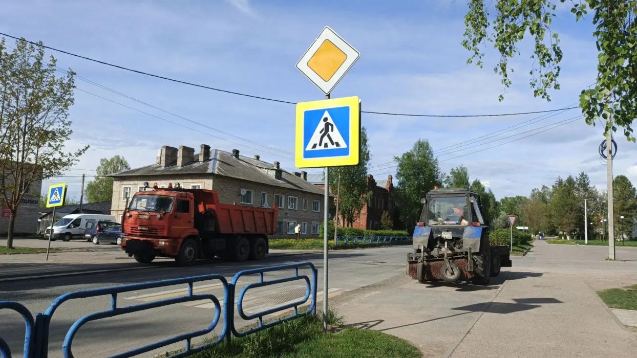 Ремонт дороги по улице Смольной продолжается в Бежаницах