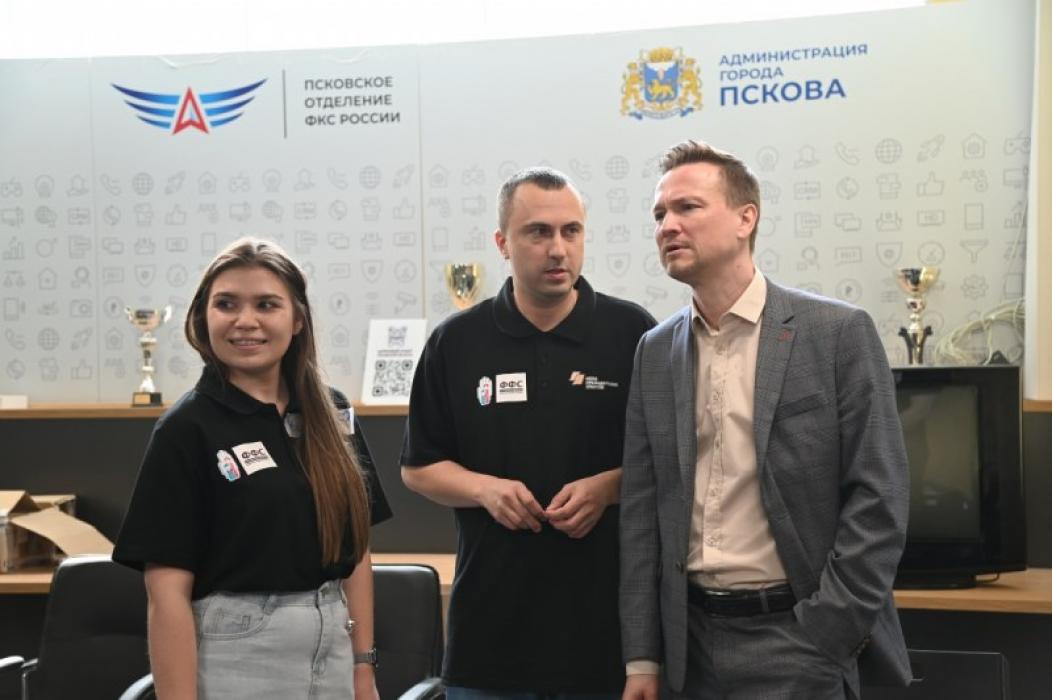 100 воспитанников детских интернатов Псковской области приняли участие в фестивале фиджитал-спорта