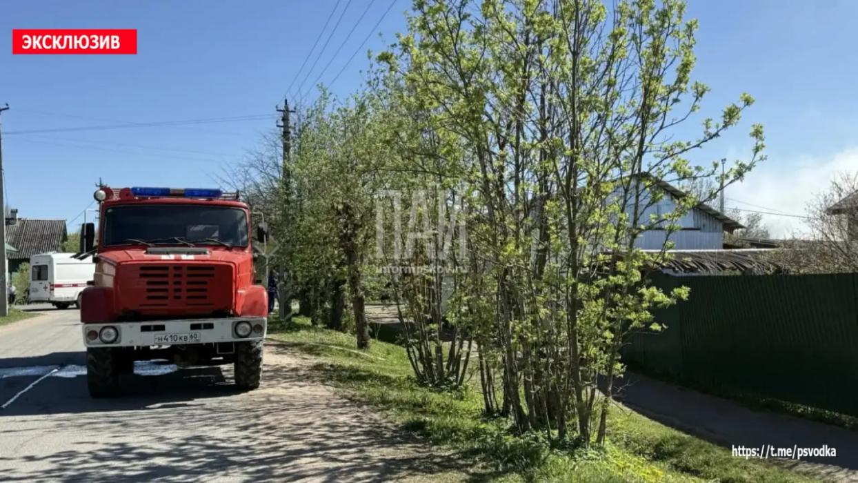 Частный дом горит в Гдове