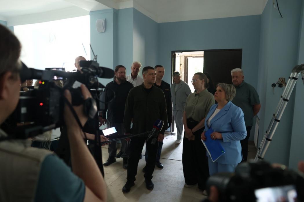 Михаил Ведерников осмотрел отремонтированные учреждения культуры в Пушкиногорском районе
