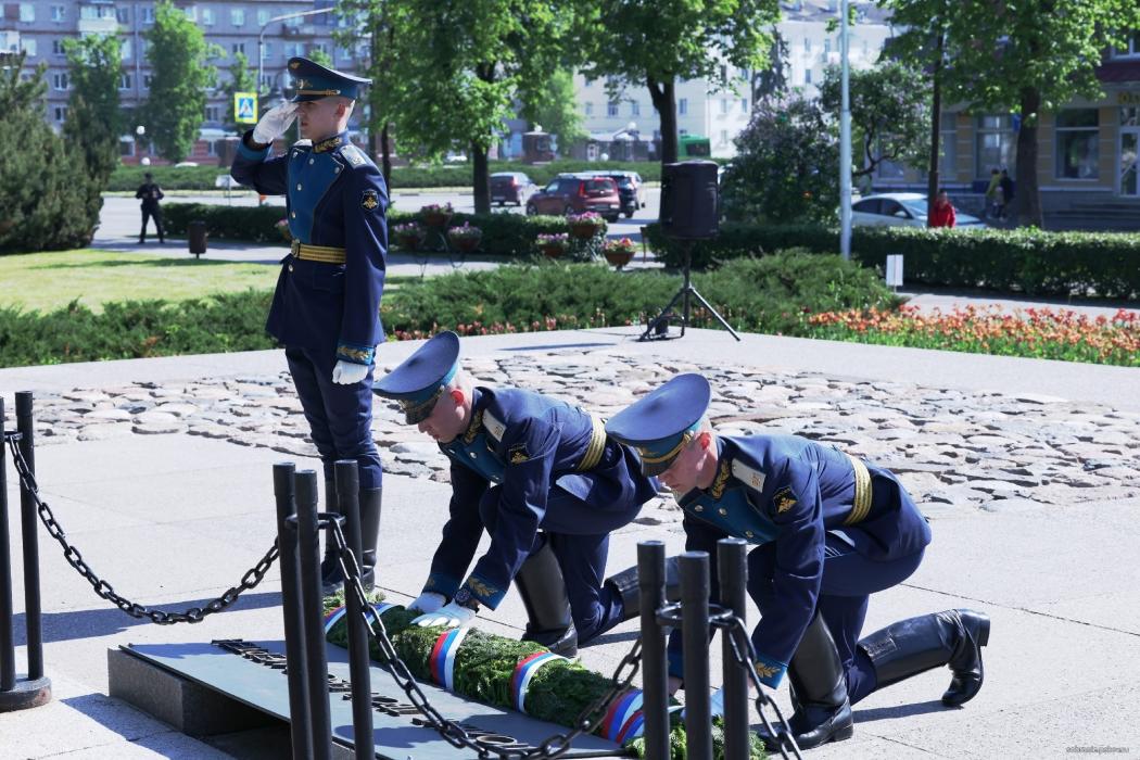 Сибиряки и псковичи почтили память защитников Отечества у Вечного огня в Пскове