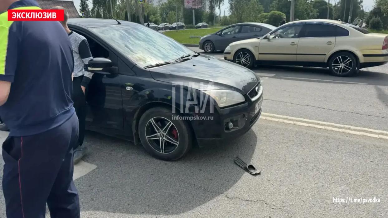 Велосипедист пострадал в ДТП на пешеходном переходе в Пскове