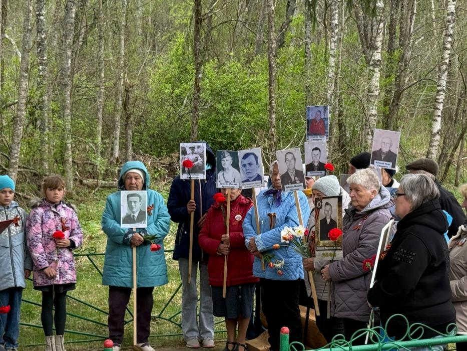 Участники автопробега в Плюсском районе почтили память героев Великой Отечественной войны
