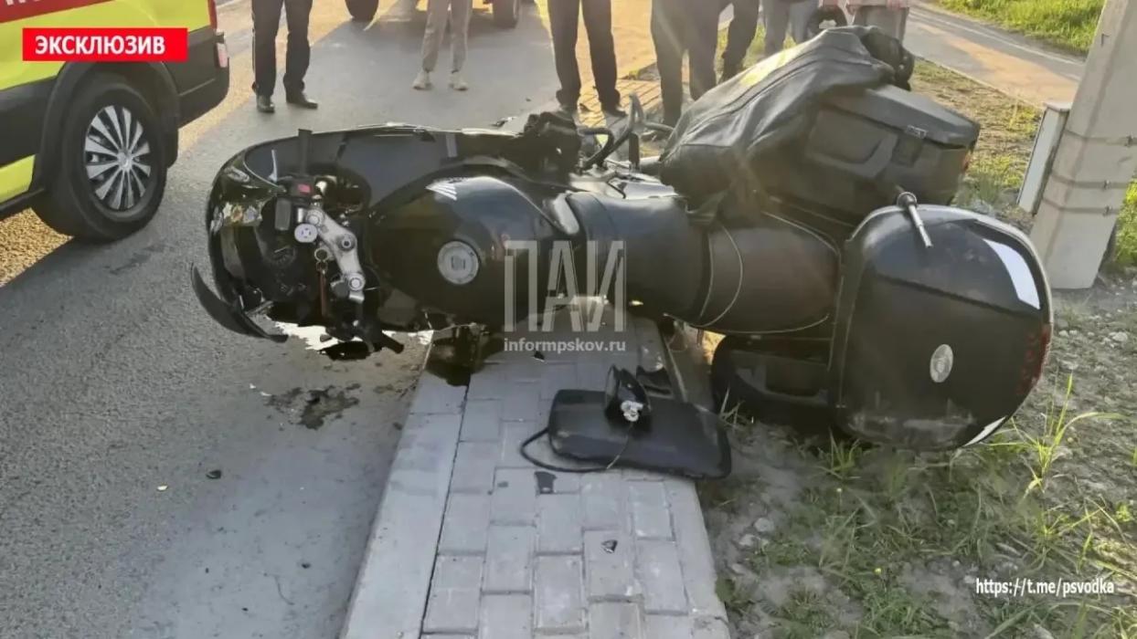 ​Один человек пострадал при столкновении мотоцикла и автомобиля в Пскове