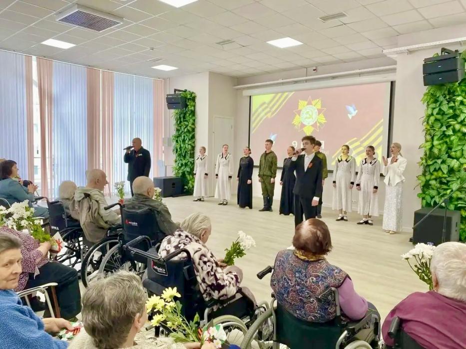 В псковском Социальном городке поздравили ветеранов с Днём Победы