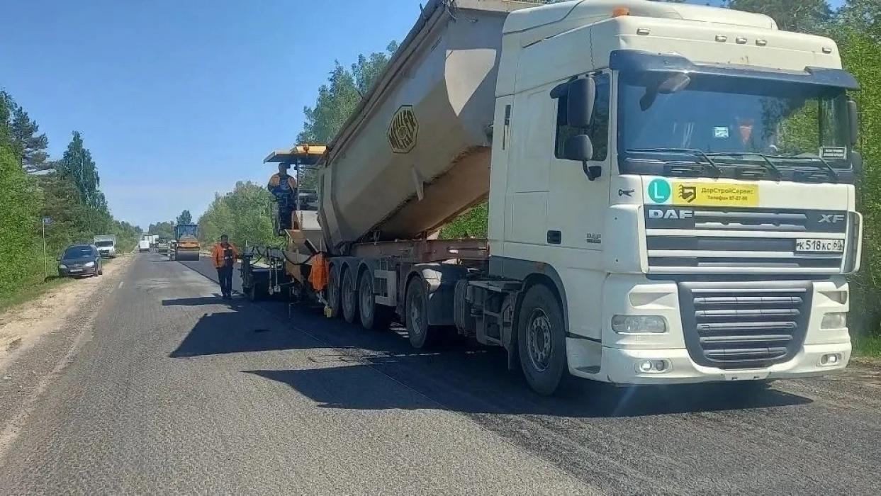 На дороге Остров – Вышгородок приступили к укладке асфальта