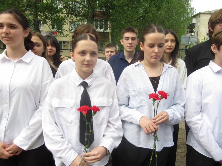 Мемориальную доску участника СВО Антона Савченко открыли в Островской гимназии
