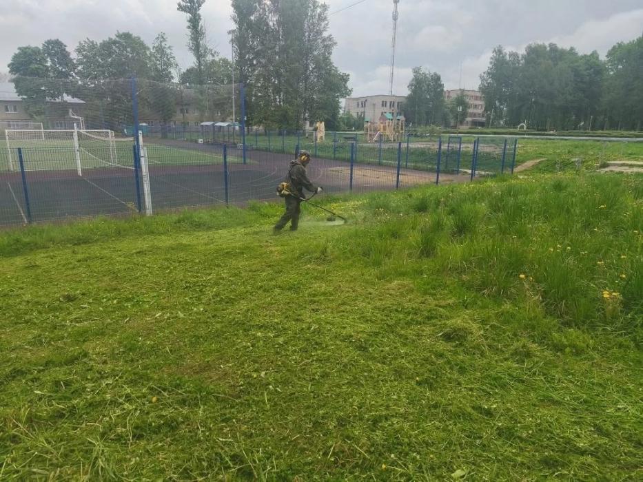 В Дно продолжаются работы по благоустройству
