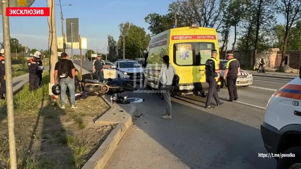 ​Один человек пострадал при столкновении мотоцикла и автомобиля в Пскове