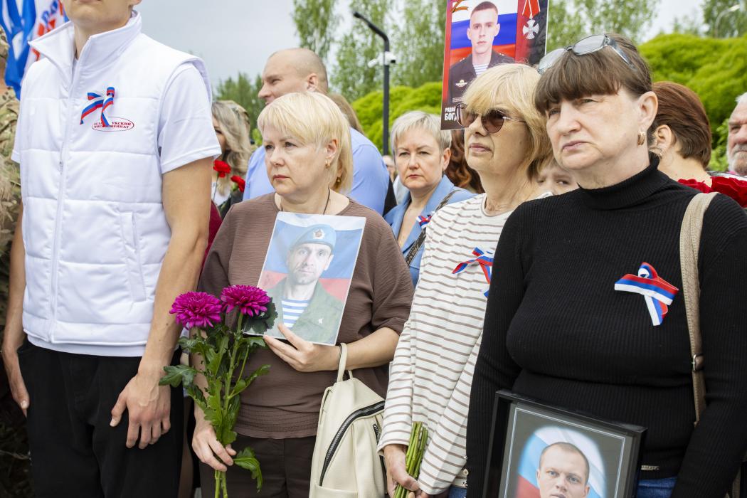 Памятник участникам СВО открыли в Великих Луках