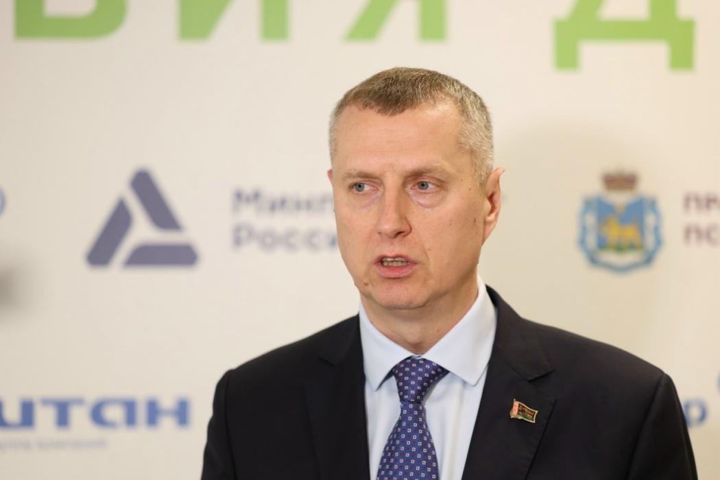 Глава администрации президента Республики Беларусь ознакомился с производством завода «Титан-Полимер»