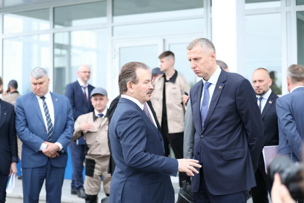 Глава администрации президента Республики Беларусь ознакомился с производством завода «Титан-Полимер»