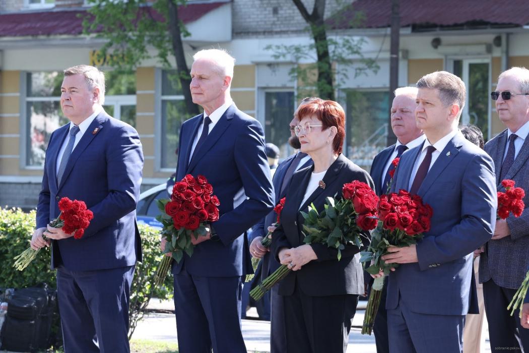 Сибиряки и псковичи почтили память защитников Отечества у Вечного огня в Пскове